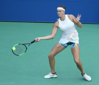 New York - 3 Eylül 2018: Profesyonel tenis oyuncusu Aryna Sabalenka Beyaz Rusya'nın eylem sırasında onu 2018 bize açık yuvarlak Billie Jean King Ulusal tenis merkezi 16 maçın