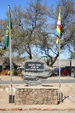 Hwange, Zimbabwe - 3 Ekim 2018: The Victoria Falls Milli Park giriş Zimbabve tarafında. Dünyaca ünlü Victoria Falls bölgesinde Zambezi Nehri'nin güney ve Doğu kıyısında yer alan