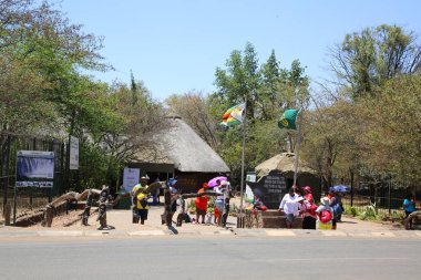 Hwange, Zimbabwe - 3 Ekim 2018: The Victoria Falls Milli Park giriş Zimbabve tarafında. Dünyaca ünlü Victoria Falls bölgesinde Zambezi Nehri'nin güney ve Doğu kıyısında yer alan