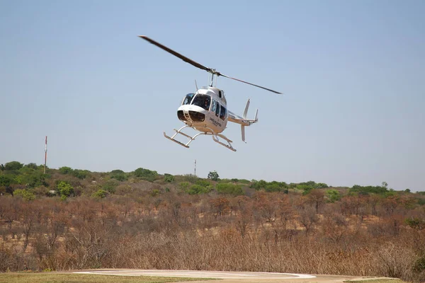 Καταρράκτες Βικτόρια Ζιμπάμπουε Οκτωβρίου 2018 Ζαμβέζη Εταιρεία Ελικόπτερο Bell 206 — Φωτογραφία Αρχείου