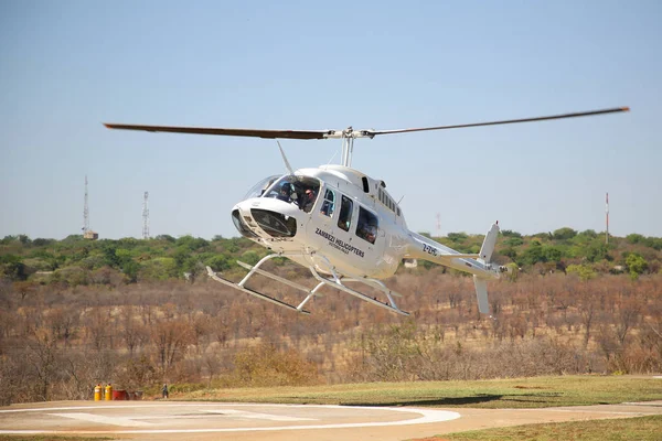 ビクトリア フォールズ ジンバブエ 2018 ザンベジ ヘリコプター会社ベル 206 ヘリコプター フライ ビクトリアの滝遊覧飛行と観光産業へのチャーター便 — ストック写真