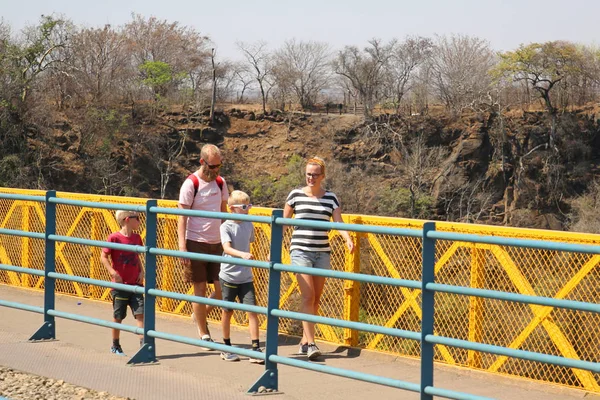 Livingstone Zambia Octubre 2018 Turistas Cruzando Puente Victoria Falls Desde — Foto de Stock