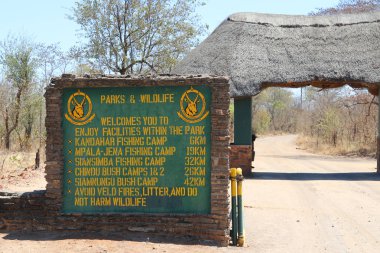 Victoria Falls, Zimbabwe - 3 Ekim 2018: Girişi Zambezi Milli Parkı Zimbabve  