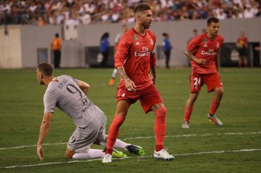 East Rutherford, Nj - 7 Ağustos 2018: Edin Dzeko Roma #9 (L) ve Sergio Ramos Real Madrid # 4 2018 Uluslararası Şampiyonlar Kupası sırasında eylem Real Madrid vs Roma Metlife Stadyumu'nda maç. 