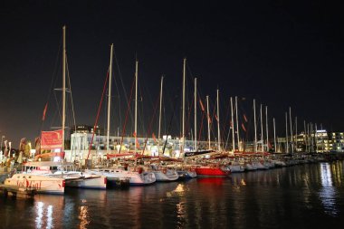 Herzliya, İsrail - 23 Eylül 2018: Geceleri Yelkenli Yatlar Herzliya Marina. İsrail en büyük marina, moorings Yatlar mega yatlar da dahil olmak üzere her ölçekteki sağlar 