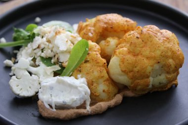 Gurme restoranda vejetaryen yemek servis