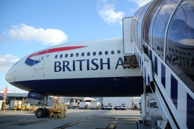 LONGFORD, İngiltere - 21 Eylül 2018: British Airways uçağı Heathrow Havaalanı 'nda pistte. Heathrow Havalimanı, İngiltere 'nin başkenti Londra' da bulunan uluslararası bir havaalanıdır.