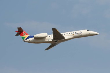 Johannesburg, Güney Afrika - 27 Eylül 2018: Airlink Embraer Erj-135er O. R. Tambo Uluslararası Havaalanı'na Johannesburg, Güney Afrika için kapalı alır