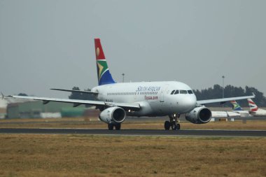 Johannesburg, Güney Afrika - 27 Eylül 2018: Güney Afrika havayolları uçakta asfalt O. R. Tambo Uluslararası Havalimanı Johannesburg, Güney Afrika