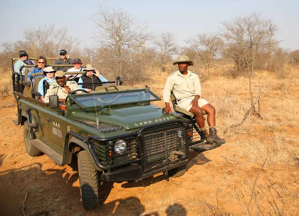 Hoedspruit Zuid Afrika September 2018 Toeristen Safari Voertuig Met Safari — Stockfoto