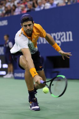New York - 31 Ağustos 2018: Profesyonel tenis oyuncusu Karen Khachanov Rusya 2018 yuvarlak 32 maç sırasında eylem bize Billie Jean King Ulusal Tenis Merkezi açık