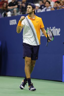 New York - 31 Ağustos 2018: Profesyonel tenis oyuncusu Karen Khachanov Rusya 2018 yuvarlak 32 maç sırasında eylem bize Billie Jean King Ulusal Tenis Merkezi açık