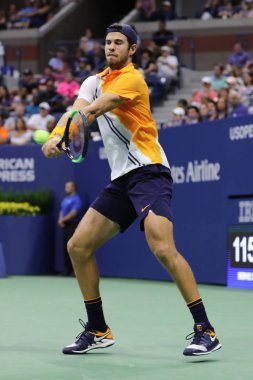 New York - 31 Ağustos 2018: Profesyonel tenis oyuncusu Karen Khachanov Rusya 2018 yuvarlak 32 maç sırasında eylem bize Billie Jean King Ulusal Tenis Merkezi açık