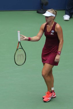 New York - 1 Eylül 2018: Profesyonel tenis oyuncusu Kiki Bertens Hollanda'nın 2018 onun yuvarlak 32 maç sırasında eylem bize Billie Jean King Ulusal Tenis Merkezi açık
