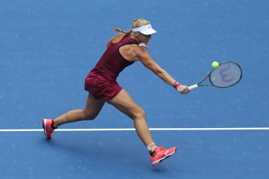 New York - 1 Eylül 2018: Profesyonel tenis oyuncusu Kiki Bertens Hollanda'nın 2018 onun yuvarlak 32 maç sırasında eylem bize Billie Jean King Ulusal Tenis Merkezi açık