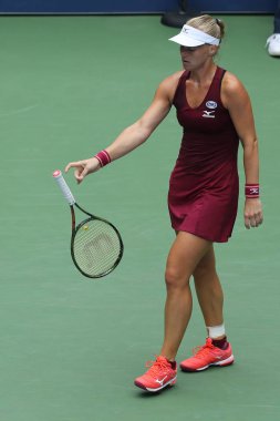 New York - 1 Eylül 2018: Profesyonel tenis oyuncusu Kiki Bertens Hollanda'nın 2018 onun yuvarlak 32 maç sırasında eylem bize Billie Jean King Ulusal Tenis Merkezi açık