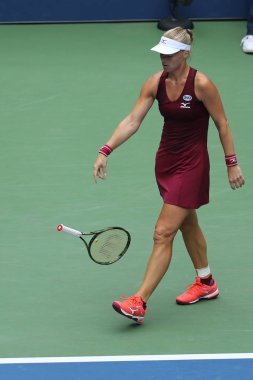 New York - 1 Eylül 2018: Profesyonel tenis oyuncusu Kiki Bertens Hollanda'nın 2018 onun yuvarlak 32 maç sırasında eylem bize Billie Jean King Ulusal Tenis Merkezi açık