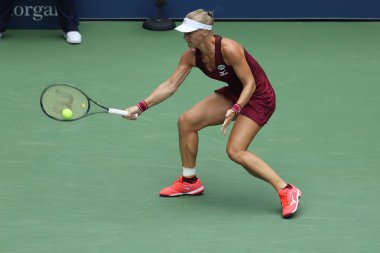 New York - 1 Eylül 2018: Profesyonel tenis oyuncusu Kiki Bertens Hollanda'nın 2018 onun yuvarlak 32 maç sırasında eylem bize Billie Jean King Ulusal Tenis Merkezi açık