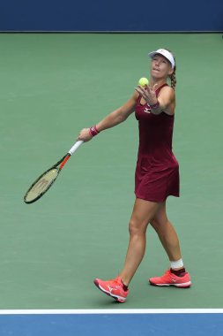 New York - 1 Eylül 2018: Profesyonel tenis oyuncusu Kiki Bertens Hollanda'nın 2018 onun yuvarlak 32 maç sırasında eylem bize Billie Jean King Ulusal Tenis Merkezi açık