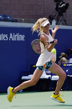 New York - 27 Ağustos 2018: Profesyonel tenis oyuncusu Elina Svitolina Ukrayna 2018 onun ilk yuvarlak maç sırasında eylem bize Billie Jean King Ulusal Tenis Merkezi açık