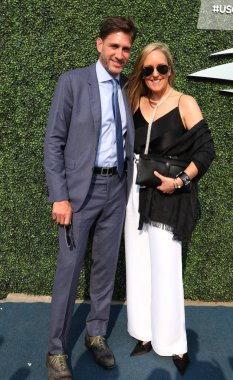 New York - 27 Ağustos 2018: Televizyon çapa, Tv göstermek ev sahibi ve Espn kişilik Mike Greenberg ile karısı mavi halı 2018 önce bize açık açılış gecesi töreni Usta Ulusal Tenis Merkezi 