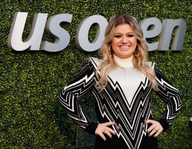 New York - 27 Ağustos 2018: Grammy Ödülü kazanan Superstar Kelly Clarkson 2018 önce mavi halı üzerinde bize gece tenis merkezi New York'ta açılış açık