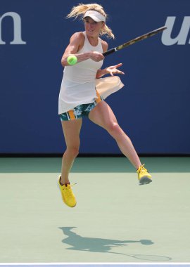New York - 27 Ağustos 2018: Profesyonel tenis oyuncusu Elina Svitolina Ukrayna 2018 onun ilk yuvarlak maç sırasında eylem bize Billie Jean King Ulusal Tenis Merkezi açık