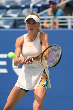 New York - 27 Ağustos 2018: Profesyonel tenis oyuncusu Elina Svitolina Ukrayna 2018 onun ilk yuvarlak maç sırasında eylem bize Billie Jean King Ulusal Tenis Merkezi açık