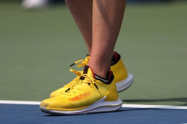 New York - 27 Ağustos 2018: 2018 bize açık Usta Ulusal Tenis Merkezi özel Nike tenis ayakkabıları onu sırasında ilk maç boyunca Elina Svitolina Ukrayna giyer profesyonel tenis oyuncusu