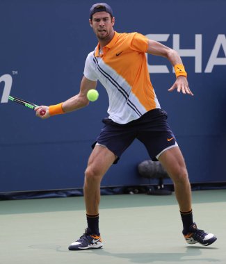 New York - 27 Ağustos 2018: Profesyonel tenis oyuncusu Karen Khachanov Rusya 2018 ilk yuvarlak maç sırasında eylem bize Billie Jean King Ulusal Tenis Merkezi açık