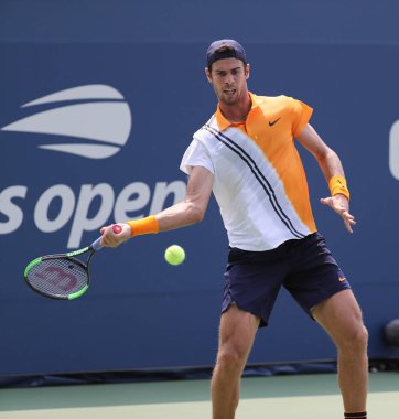 New York - 27 Ağustos 2018: Profesyonel tenis oyuncusu Karen Khachanov Rusya 2018 ilk yuvarlak maç sırasında eylem bize Billie Jean King Ulusal Tenis Merkezi açık