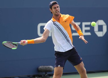New York - 27 Ağustos 2018: Profesyonel tenis oyuncusu Karen Khachanov Rusya 2018 ilk yuvarlak maç sırasında eylem bize Billie Jean King Ulusal Tenis Merkezi açık