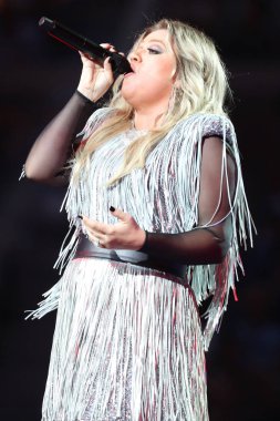 New York - 27 Ağustos 2018: Grammy Ödülü kazanan Superstar Kelly Clarkson söylüyor 2018 bize açık açılış gecesi hareket Ulusal Tenis Merkezi New York'ta sırasında