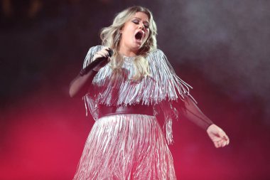 New York - 27 Ağustos 2018: Grammy Ödülü kazanan Superstar Kelly Clarkson söylüyor 2018 bize açık açılış gecesi hareket Ulusal Tenis Merkezi New York'ta sırasında
