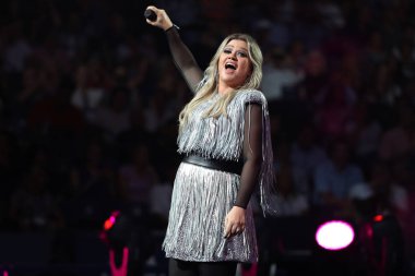 New York - 27 Ağustos 2018: Grammy Ödülü kazanan Superstar Kelly Clarkson söylüyor 2018 bize açık açılış gecesi hareket Ulusal Tenis Merkezi New York'ta sırasında