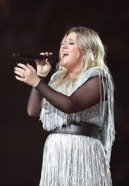 New York - 27 Ağustos 2018: Grammy Ödülü kazanan Superstar Kelly Clarkson söylüyor 2018 bize açık açılış gecesi hareket Ulusal Tenis Merkezi New York'ta sırasında