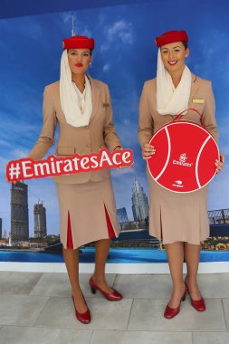New York - 6 Eylül 2018: Emirates Havayolları uçuş görevlileri 2018 sırasında Emirates Havayolları standında Billie Jean King Ulusal Tenis Merkezi New York'ta bize açık