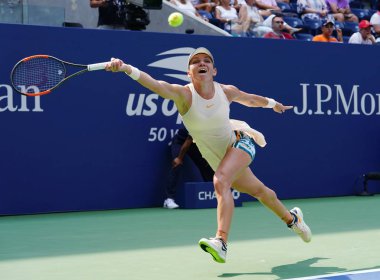 New York - 27 Ağustos 2018: Grand Slam şampiyonu Simona Halep Romanya eylem sırasında onun bize açık ilk maç Billie Jean King Ulusal Tenis Merkezi New York'ta yuvarlak