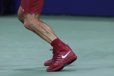 New York - 28 Ağustos 2018: 20 kez Grand Slam şampiyonu Roger Federer İsviçre giyer özel Nike tenis ayakkabıları onun 2018 bize açık sırasında ilk maç Billie Jean King Ulusal Tenis Merkezi yuvarlak
