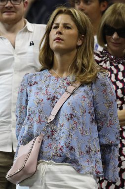 New York - 28 Ağustos 2018: 20-zaman Grand Slam şampiyonu Roger Federer'ın karısı Mirka Federer katılır 2018 bize açık ilk maç Billie Jean King Ulusal Tenis Merkezi yuvarlak