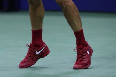 New York - 28 Ağustos 2018: 20 kez Grand Slam şampiyonu Roger Federer İsviçre giyer özel Nike tenis ayakkabıları onun 2018 bize açık sırasında ilk maç Billie Jean King Ulusal Tenis Merkezi yuvarlak