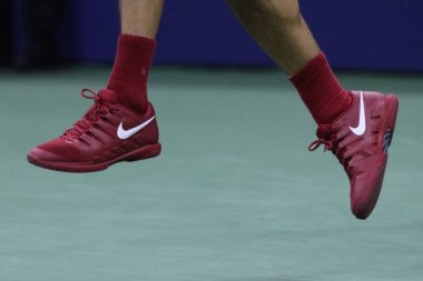 New York - 28 Ağustos 2018: 20 kez Grand Slam şampiyonu Roger Federer İsviçre giyer özel Nike tenis ayakkabıları onun 2018 bize açık sırasında ilk maç Billie Jean King Ulusal Tenis Merkezi yuvarlak