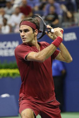 New York - 28 Ağustos 2018: 20-zaman Grand Slam şampiyonu Roger Federer İsviçre'nin eylem sırasında 2018 Amerika Açık ilk turu maç Billie Jean King Ulusal Tenis Merkezi  