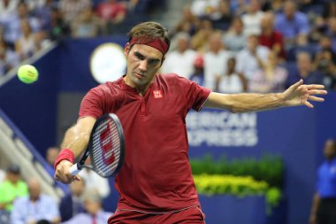 New York - 28 Ağustos 2018: 20-zaman Grand Slam şampiyonu Roger Federer İsviçre'nin eylem sırasında 2018 Amerika Açık ilk turu maç Billie Jean King Ulusal Tenis Merkezi