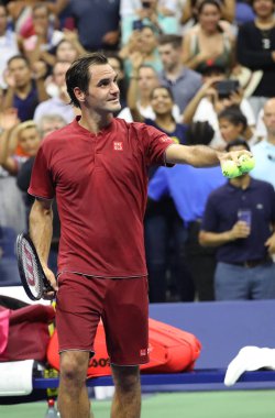 New York - 28 Ağustos 2018: 20 kez Grand Slam şampiyonu Roger Federer İsviçre kutluyor zafer onun 2018 bize açık sonra ilk maç Billie Jean King Ulusal Tenis Merkezi yuvarlak 