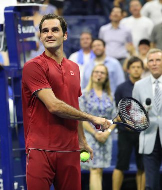 New York - 28 Ağustos 2018: 20 kez Grand Slam şampiyonu Roger Federer İsviçre kutluyor zafer onun 2018 bize açık sonra ilk maç Billie Jean King Ulusal Tenis Merkezi yuvarlak 