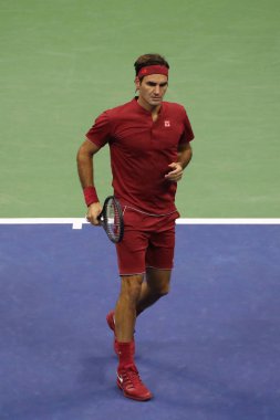 New York - 28 Ağustos 2018: 20-zaman Grand Slam şampiyonu Roger Federer İsviçre'nin eylem sırasında 2018 Amerika Açık ilk turu maç Billie Jean King Ulusal Tenis Merkezi 