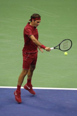 New York - 28 Ağustos 2018: 20-zaman Grand Slam şampiyonu Roger Federer İsviçre'nin eylem sırasında 2018 Amerika Açık ilk turu maç Billie Jean King Ulusal Tenis Merkezi  