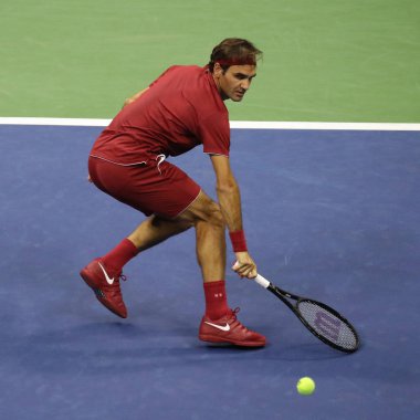 New York - 28 Ağustos 2018: 20-zaman Grand Slam şampiyonu Roger Federer İsviçre'nin eylem sırasında 2018 Amerika Açık ilk turu maç Billie Jean King Ulusal Tenis Merkezi  