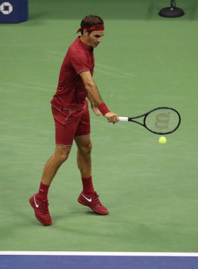 New York - 28 Ağustos 2018: 20-zaman Grand Slam şampiyonu Roger Federer İsviçre'nin eylem sırasında 2018 Amerika Açık ilk turu maç Billie Jean King Ulusal Tenis Merkezi  